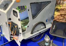 Tinyvroum的CapsulBike电动自行车露营车配有记忆海绵床垫