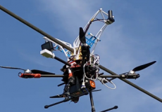 无人机四轴飞行器概念抓住电源线为其电池充电