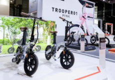 雅迪在2024中国自行车展上推出UFO S迷你折叠电动自行车